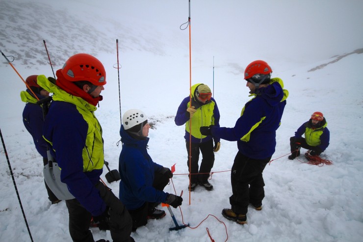 Aberdeen Mountain Rescue talking through probe techniques.