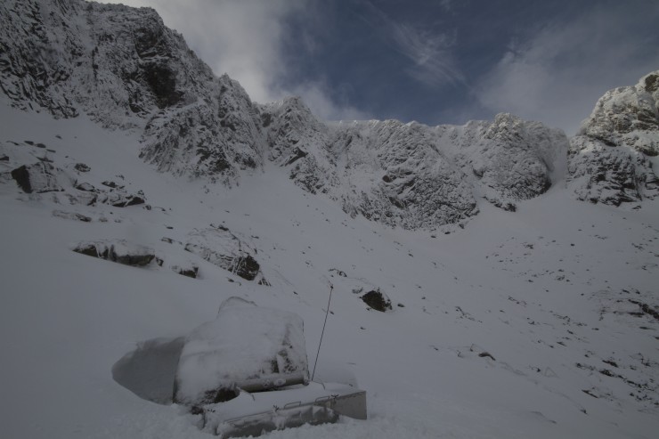 Fresh snow overnight, gave the crags a wintry look. Small avalanches down some gullies.