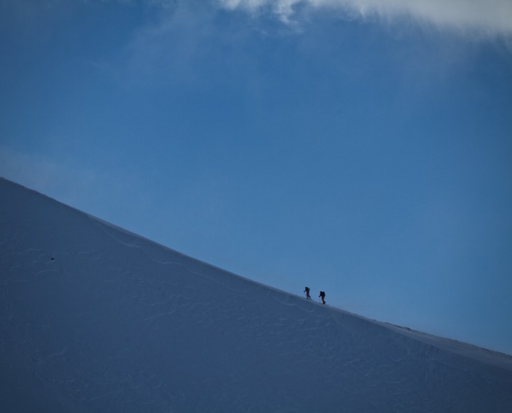 The Blue Room. 2 skiers make their way up the ridge.
